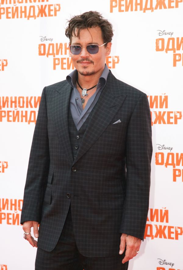 Johnny Depp a inceput turneul de promovare pentru The Lone Ranger: actorul a aparut pentru prima data in public alaturi de iubita sa, Amber Heard, in Moscova
