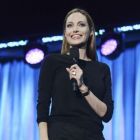 Angelina Jolie si-a surprins fanii cu o aparitie surpriza: actrita a facut dezvaluiri despre urmatorul ei mare proiect, cum s-a transformat in vrajitoare in Maleficent