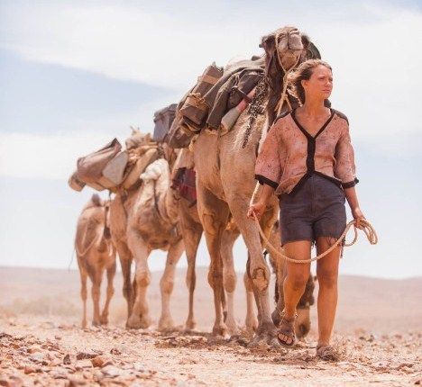 Tracks, filmul in care Mia Wasikowska calatoreste alaturi de cainele sau in desertul australian. De ce criticii sustin ca productia exercita o atractie mistica, hipnotica