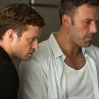Runner, Runner, filmul despre lumea murdara a jocurilor de noroc: Ben Affleck si Justin Timberlake se confrunta in noul trailer