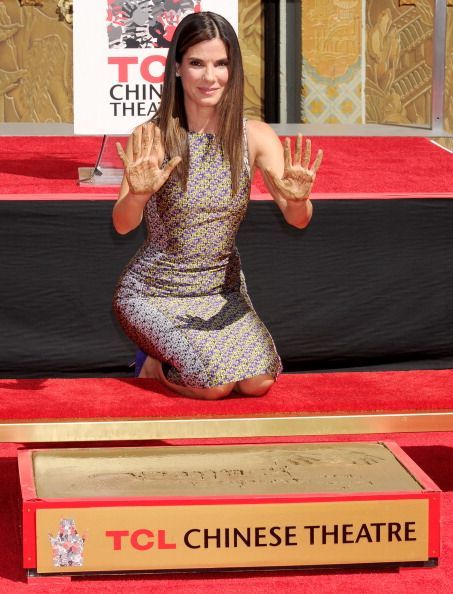 Sandra Bullock: la 49 de ani traieste unul dintre cei mai frumosi ani din cariera, actrita si-a lasat amprentele in cimentul de la celebrul Chinese Theatre de la Hollywood