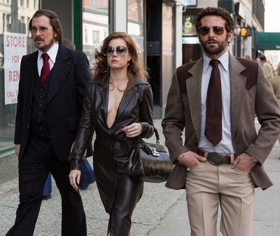 Trailer genial pentru American Hustle: Christian Bale si Bradley Cooper pun la cale cea mai tare escrocherie