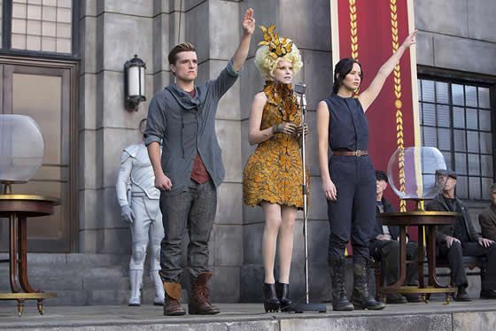 The Hunger Games: Catching Fire: Trailer final pentru cel mai asteptat film al finalului de an. Secventele in care Jennifer Lawrence isi arata calitatile de luptatoare