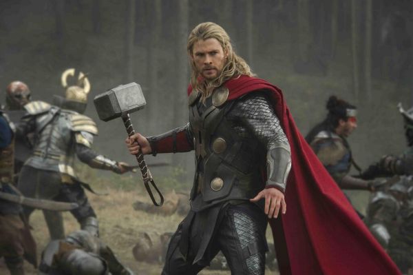 Ciocanul lui Thor a aterizat in Piata Unirii din Bucuresti: cum este promovat Thor: The Dark World in Romania