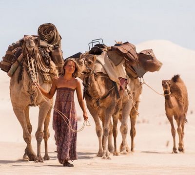 Trailer pentru Tracks: Mia Wasikowska infrunta singuratatea si pericolul in desertul Australiei intr-o drama impresionanta despre izolare