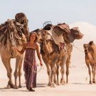 Trailer pentru Tracks: Mia Wasikowska infrunta singuratatea si pericolul in desertul Australiei intr-o drama impresionanta despre izolare