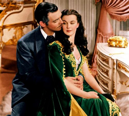 3. Gone With the Wind (1939): Votat mereu pe podiumul celor mai bune filme din istorie, Gone With The Wind a trecut testul timpului si a ramas o pelicula nemuritoare, pe care generatii intregi de cinefili o vizioneaza cu aceeasi pasiune. Povestea de iubire dintre Scarlet O'Hara (Vivien Leight) si Rhett Butler (Clark Gable) este eterna, in timp ce in plan secundar sunt aduse teme sociale arzatoare din timpul Razboiului Civil din SUA. 