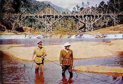 19.  The Bridge on the River Kwai (1957): Considerat un film de razboi tulburator,  The Bridge on the River Kwai ramane si astazi la fel de impresionant, plus ca are una dintre cele mai bune interpretari ale lui Alec Guinness, in rolul unui comandant britanic dintr-o inchisoare japoneza in Al Doilea Razboi Mondial. 