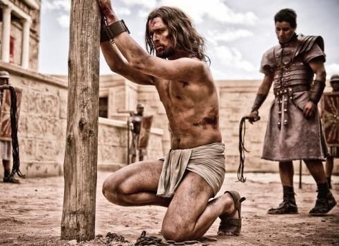 Son of God a creat controverse in ziua lansarii in cinematografele din SUA: fanii acuza ca actorul care-l joaca pe Iisus e prea sexy, criticii l-au pus la zid