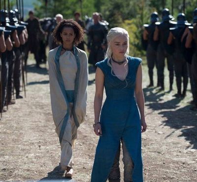Game of Thrones a fost reinnoit pentru inca 2 sezoane: premiera sezonului 4 a facut record de audienta, dar a starnit reactii controversate