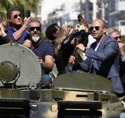 Arnold, Stallone si Jason Statham au luat cu asalt Cannes-ul: eroii de sacrificiu s-au plimbat cu tancul si au blocat traficul la Festivalul de la Cannes