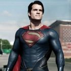 Henry Cavill a acceptat provocarea Ice Bucket Challenge: cum reactioneaza Superman dupa ce isi toarna o galeata cu gheata in cap