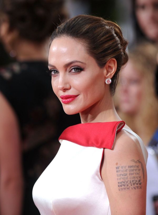Noi dezvaluiri despre tineretea intunecata a Angelinei Jolie: actrita s-a luptat cu anorexia si a avut tendinte de automutilare, in adolecenta