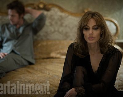 Primele imagini din By The Sea : Angelina Jolie si Brad Pitt sunt un cuplu aflat in pragul colapsului in al doilea film din cariera in care joaca impreuna
