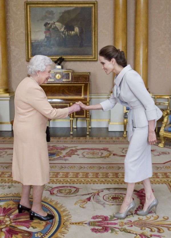 Regina Hollywood-ului, fata in fata cu Regina Marii Britanii: Angelina Jolie a primit titlul onorific dame , pentru implicarea in actiuni caritabile