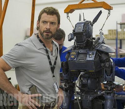 Primul trailer pentru filmul Chappie, creat de regizorul filmelor District 9 si Elysium: Hugh Jackman vaneaza robotul care poate schimba viitorul umanitatii