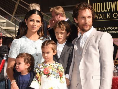 Matthew McConaughey a primit o stea pe Walk of Fame din Hollywood. Actorul a fost insotit de familia sa si colegii din Interstellar