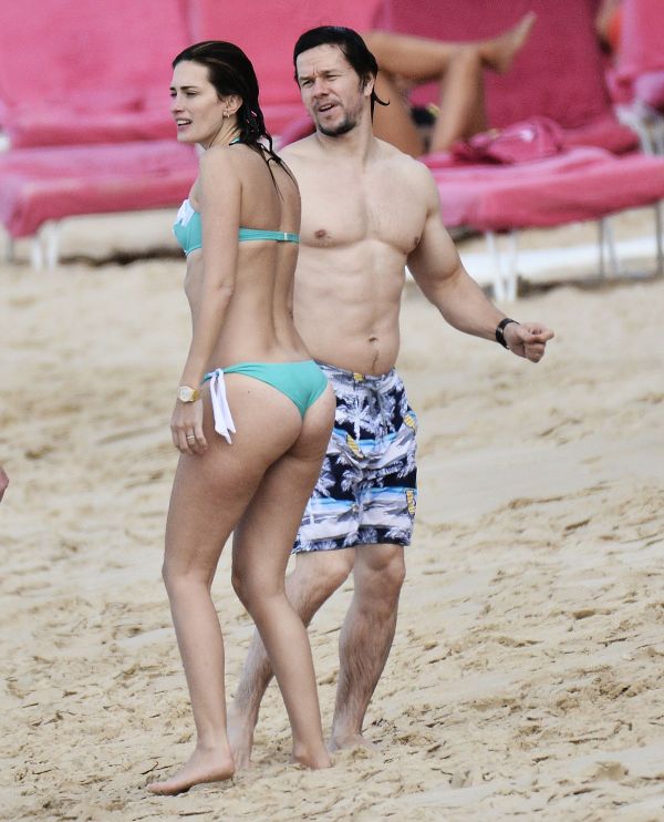 Mark Wahlberg si-a petrecut vacanta de Craciun in Barbados, alaturi de sotia sa: cei doi au atras toate privirile pe plaja. Actorul isi revine spectaculos dupa ce a slabit 27 de kg