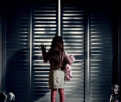 Cel mai mare cosmar se intoarce: Sam Rockwell este bantuit de fantome in primul trailer pentru remake-ul filmului horror Poltergeist