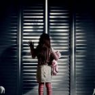 Cel mai mare cosmar se intoarce: Sam Rockwell este bantuit de fantome in primul trailer pentru remake-ul filmului horror Poltergeist
