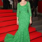 Helen Mirren, accident pe covorul rosu la premiera noului ei film de la Berlin: in ce rochie a aparut actrita de 69 de ani