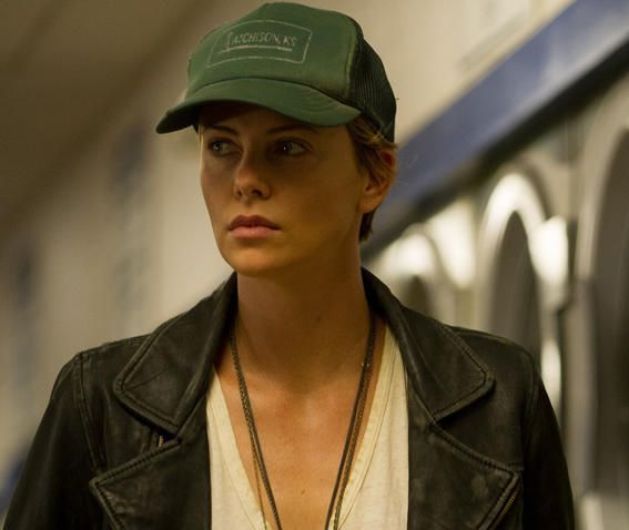 Primul trailer pentru Dark Places, al doilea film inspirat de romanele lui Gillian Flynn, dupa Gone Girl: Charlize Theron se confrunta cu un trecut intunecat, marcat de crime