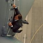 Tom Cruise isi face singur cascadoriile pentru noul film Misiune Imposibila . Cum a fost surprins pe platoul de filmare