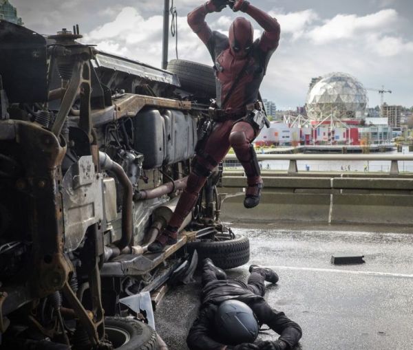 Noi imagini cu eroul din Deadpool: scenele fantastice care ii vor incanta pe fani