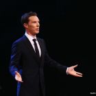 VIDEO. Mesajul lui Benedict Cumberbatch pentru fani: Nu mai filmati cu telefoanele mobile in timpul piesei de teatru Hamlet!