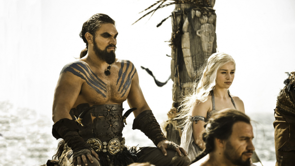 Reintalnire spectaculoasa intre Khal Drogo si Daenerys Targaryen. Cum s-au pozat impreuna Emilia Clarke si Jason Momoa in Paris