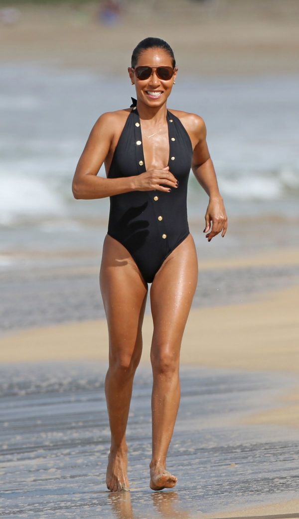 Sotia lui Will Smith, surprinsa la plaja, alaturi de fiul lor, Jaden. Jada Pinkett-Smith impresioneaza cu un corp perfect, la 44 de ani