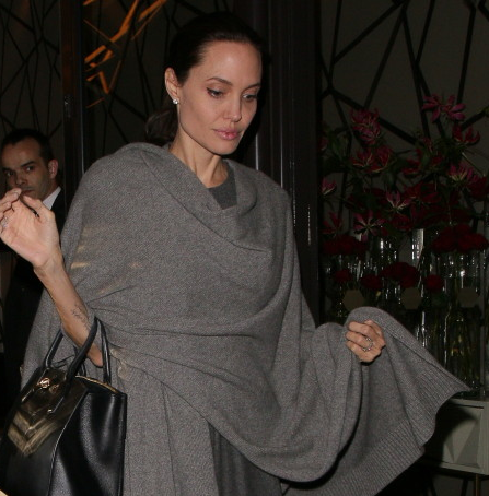 Angelina Jolie nu cantareste mai mult de 35 de kg. Fanii s-au ingrijorat dupa cea mai recenta aparitie a actritei.FOTO