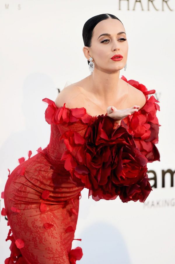Katy Perry, Heidi Klum si Milla Jovovich, printre vedetele care au stralucit la gala de caritate AMFAR. GALERIE FOTO