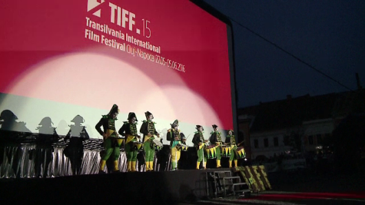 Centrul Clujului, transformat intr-un imens cinematograf. TIFF a debutat cu premiera filmului romanesc 6,9 pe scara Richter