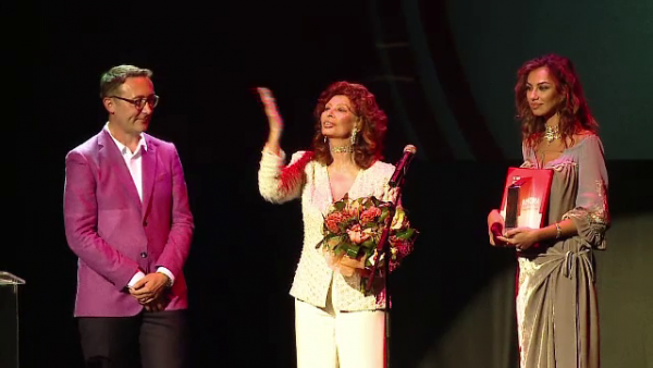 TIFF 2016. Caini , regizat de Bogdan Mirica, si premiat la Cannes, a luat marele trofeu. Momentul special oferit de Sophia Loren si Madalina Ghenea