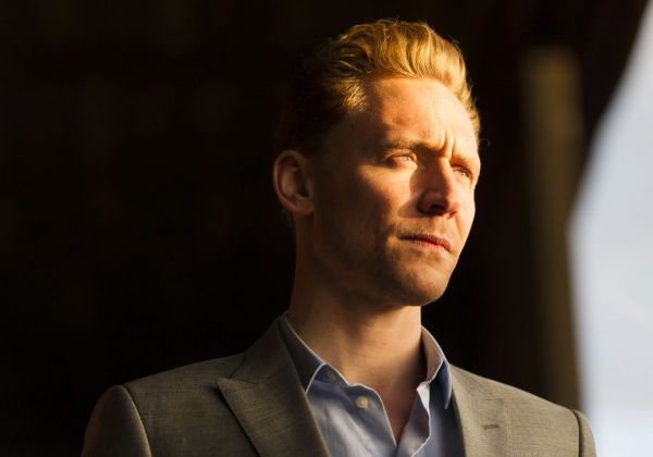 Tom Hiddleston a fost desemnat actorul cu cel mai frumos posterior in 2016. Cine se afla in Top 5