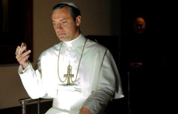 The Young Pope a avut premiera la Venetia. Jude Law, laudat pentru interpretarea sa: Este o forta naturii