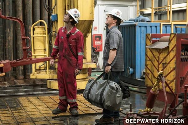 Mark Wahlberg ii da replica lui John Malkovich in ,,Deepwater Horizon: Eroi in largul marii