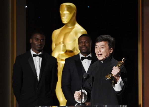 Jackie Chan a primit un Oscar onorific pentru intreaga sa cariera intinsa pe cinci decenii. Reactia emotionanta a actorului