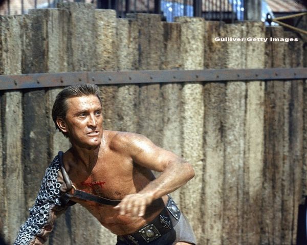 Legendarul actor Kirk Douglas implineste 100 de ani. Spartacus era considerat de apropiati un fanfaron, egocentric si incapabil sa suporte criticile