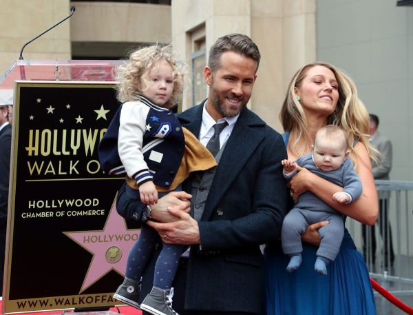 Ryan Reynolds a primit o stea pe Walk of Fame. Actorul i-a multumit sotiei sale, Blake Lively: Esti cel bun lucru care mi s-a intamplat