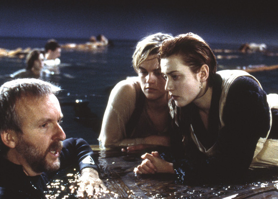 James Cameron continua razboiul cu fanii asupra finalului din Titanic: Sa-l sunam pe Shakespeare sa il intrebam daca era nevoie sa moara Romeo si Julieta