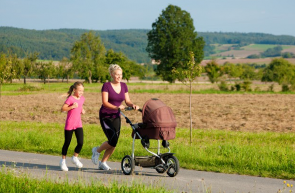 (P) Ești o mamă sportivă? Cum să alegi căruciorul potrivit pentru jogging