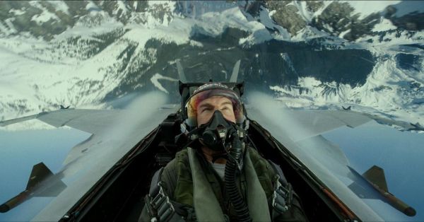 Tom Cruise a prezentat Top Gun: Maverick de la manșa unui avion