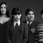 Din toamnă, povestea Familiei Addams revine pe ecrane cu Wednesday și cu cea mai sexy Morticia, Catherine Zeta-Jones