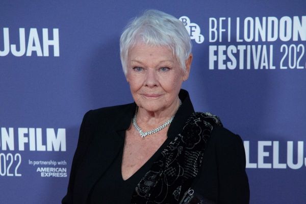 Judi Dench se alătură criticilor serialului The Crown