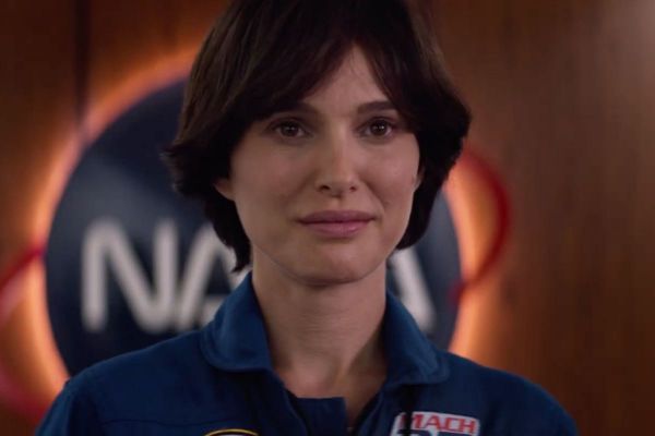 Natalie Portman îmbracă costumul de astronaut în Lucy printre stele