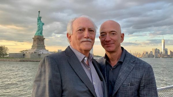 Jeff Bezos a fost adoptat, la vârsta de 4 ani, de un cubanez, se arată în filmul său biografic