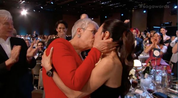 Controversă la Hollywood: de ce s-au sărutat Jamie Lee Curtis și Michelle Yeoh?