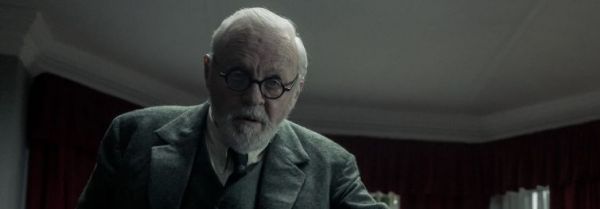 Sir Anthony Hopkins îi dă viață lui Sigmund Freud într-un film biografic